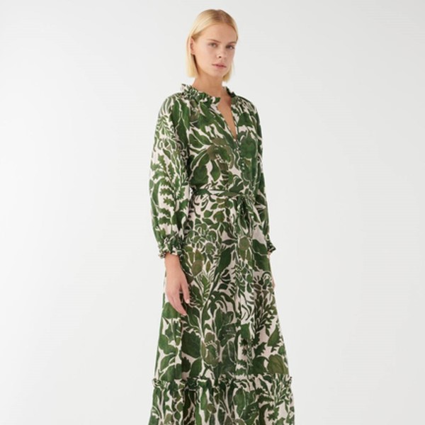 Woman wearing the Tusneldadea dress by Dea Kudibal