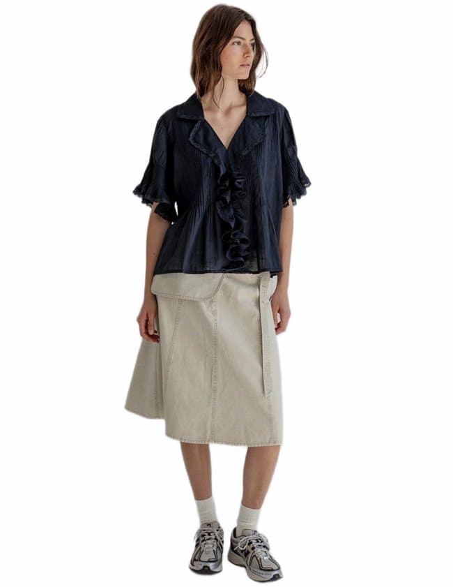 Project AJ117 gail blouse - black model