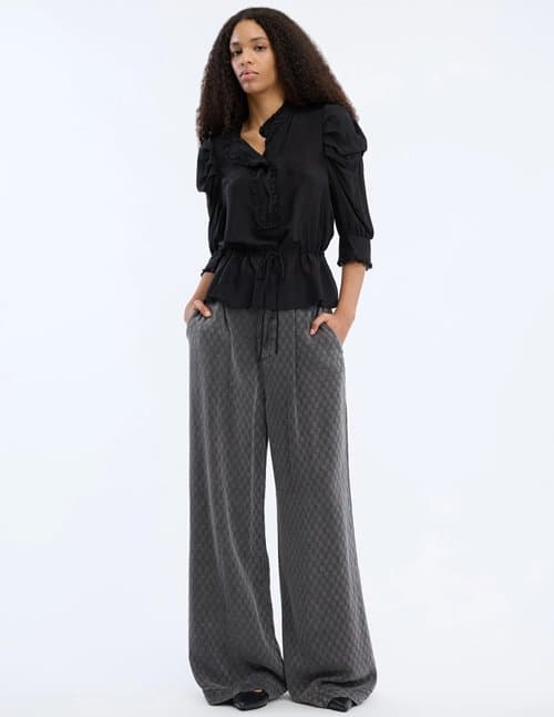 Munthe vastu top - black