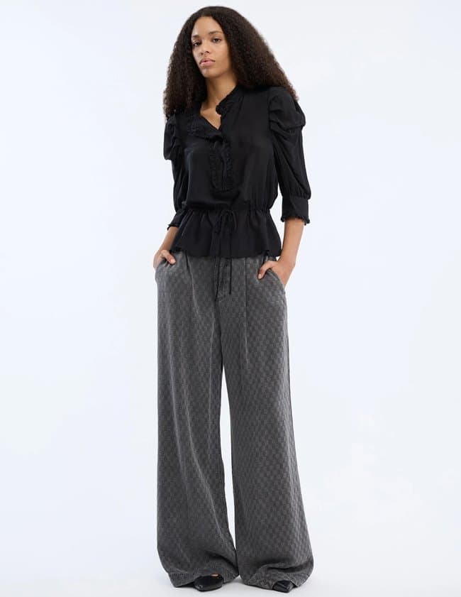 Munthe vastu top - black detail