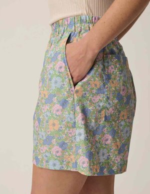Des Petits Hauts umami shorts - flower print model