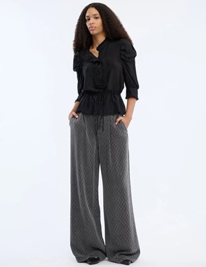 Munthe vastu top - black detail